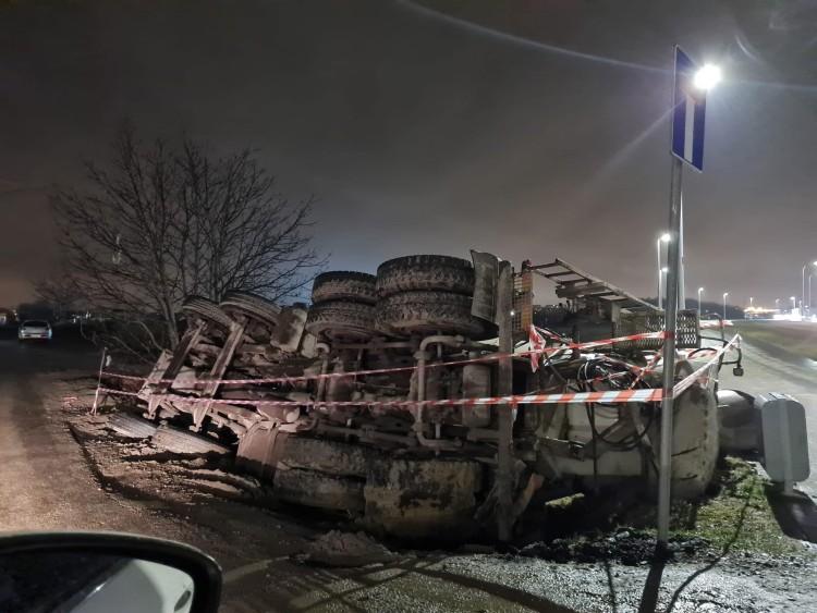 Wrocław: betoniarka w rowie na Jagodnie. Gdzie jest kierowca? [ZDJĘCIA]