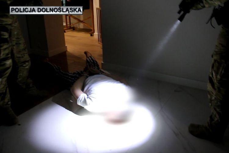Policja rozbiła grupę podejrzaną o bezprawne przejmowanie nieruchomości [ZDJĘCIA]