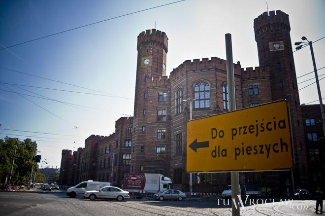 Alarm bombowy i ewakuacja tysiąca ludzi z trzech budynków wrocławskich sądów