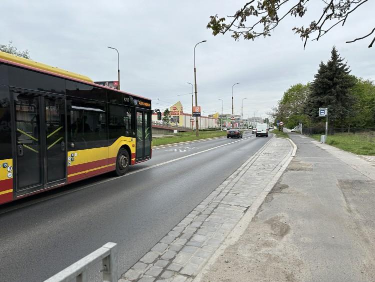 Autobus nie zatrzymuje się na przystanku. 