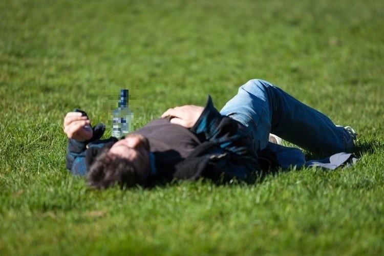 Libacja na skwerku ma 13 lat. Dziś znów wezwano funkcjonariuszy. A gdy przyjechali na miejsce...