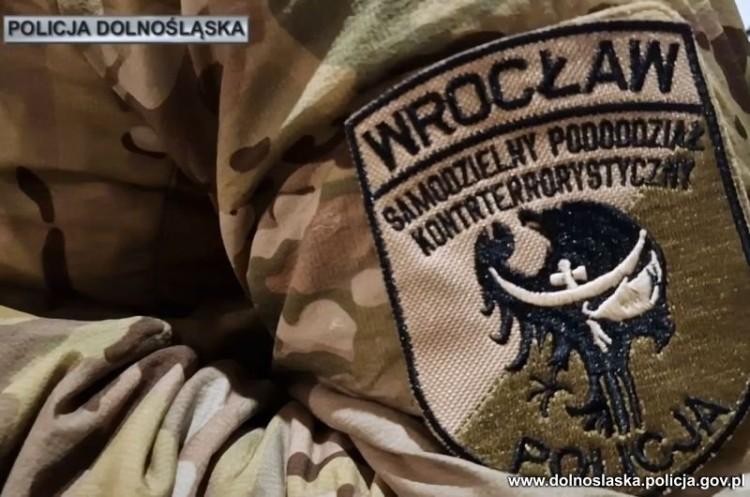 Kilogramy narkotyków i broń we Wrocławiu. Policja zatrzymała 9 osób [ZDJĘCIA, WIDEO]