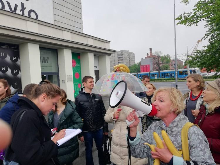 „Gliński gwiazdorzysz, zjedz banana!”. Zjedli banany protestując przeciwko cenzurze [ZDJĘCIA]