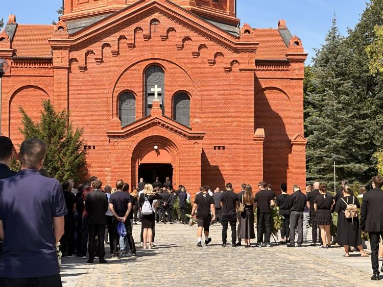 Wrocław: Tłumy żegnały założyciela kultowej piekarni. Grób utonął w białych kwiatach