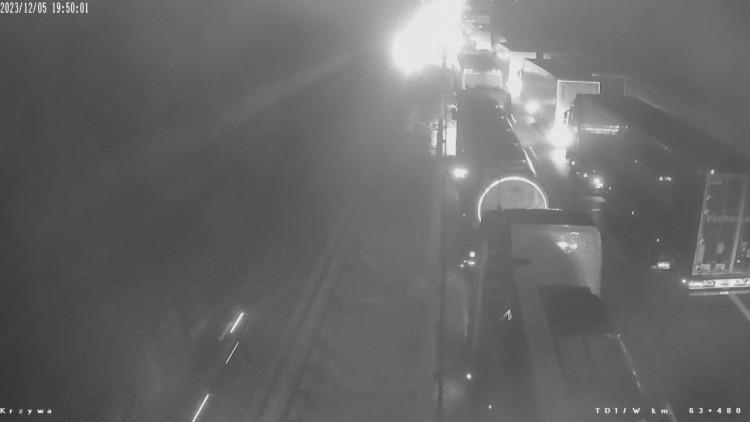 Ciężarówka wjechała w bariery na A4. Droga jest zablokowana