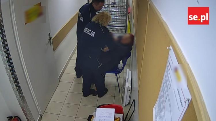 Dwójka wrocławskich policjantów pobiła 82-latkę [ZOBACZ WIDEO]
