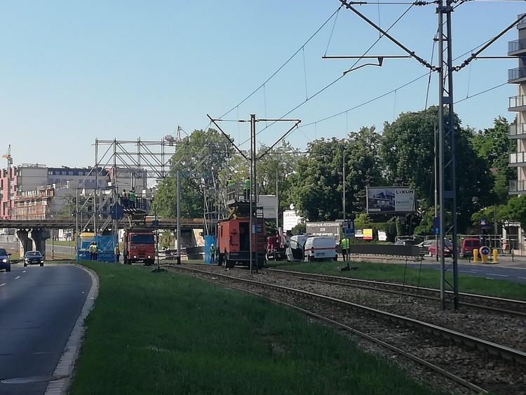 Tymczasowa bramownica pomoże w naprawie trakcji na Legnickiej [ZDJĘCIA]