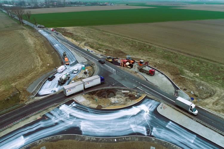 Na nowych rondach przy A4 pod Wrocławiem wylewają asfalt. Tak idą prace