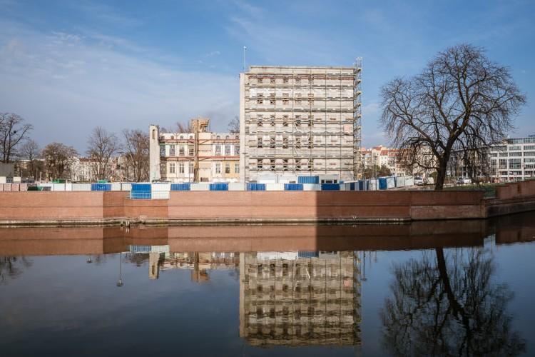 Prace na Wyspie Słodowej. Projekt przebudowy zabytkowej kamienicy uległ zmianie [ZDJĘCIA]