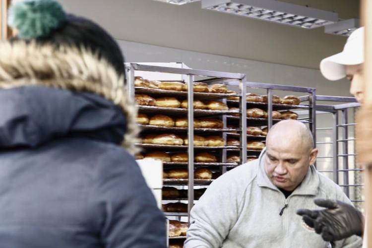 Tłusty Czwartek. Długie kolejki do cukierni i nietypowe smaki [ZDJĘCIA]