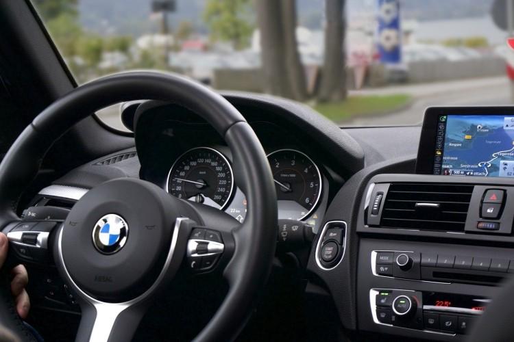 BMW jechało ul. Traugutta pod prąd. W środku 3 osoby i butelka wódki
