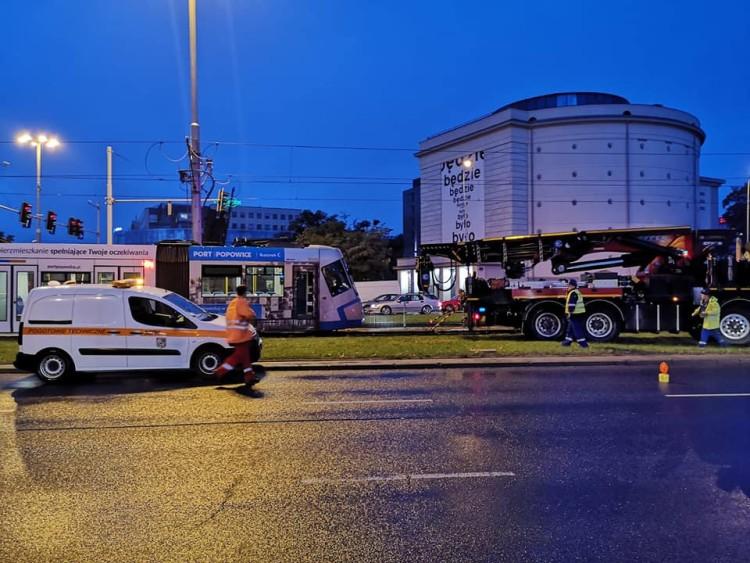 Wykolejenie na placu Strzegomskim. Poranny chaos w ruchu MPK [ZDJĘCIA]
