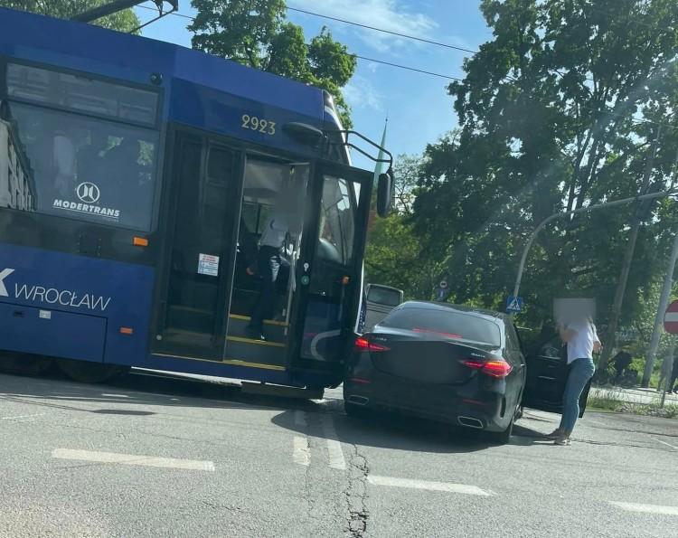 Wrocław: Osobówka zderzyła się z tramwajem na Sienkiewicza