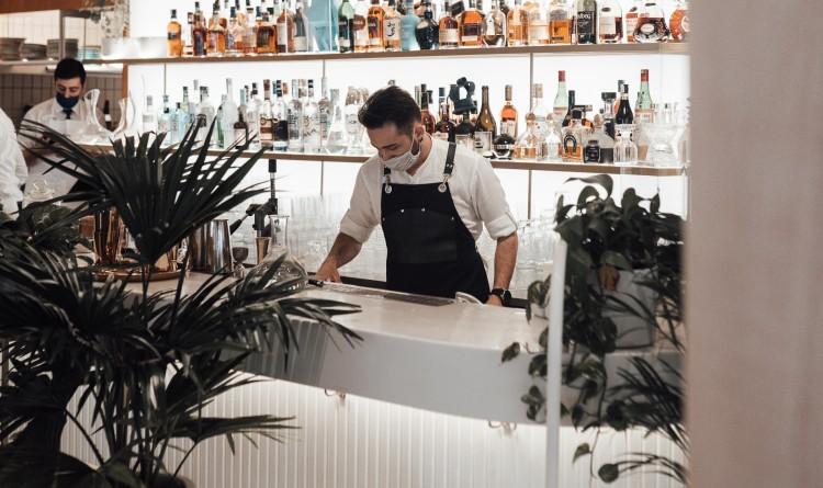 Jak sprawdzą Twój certyfikat? Od 15 grudnia nowe limity w restauracjach, kinach, hotelach, kościołach i na basenach