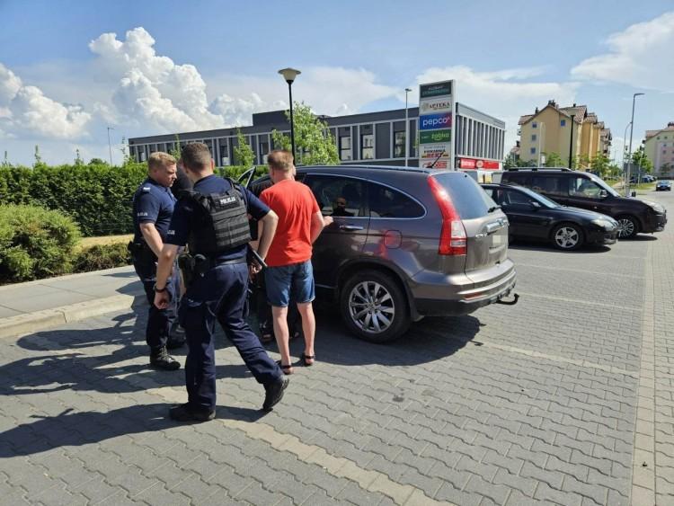 Wrocław: Dziecko uwięzione w aucie w upale, policja rozbiła szybę