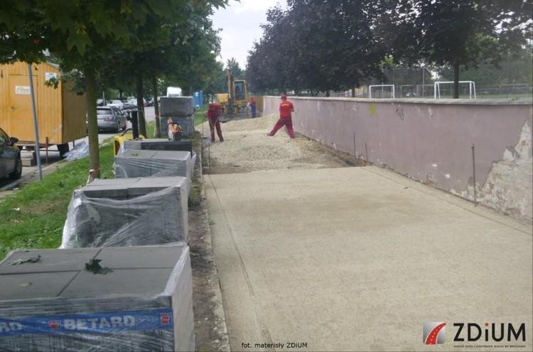 Miasto remontuje chodniki. Trwają prace na Grochowej, Powstańców Śląskich i Sułowskiej [ZDJĘCIA]