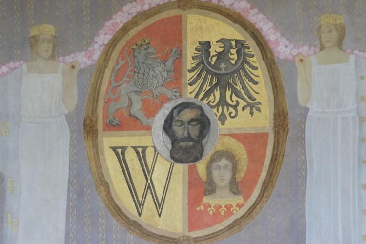 Historyczny herb Wrocławia jak nowy. Odsłonili go w najstarszym liceum [ZDJĘCIA]