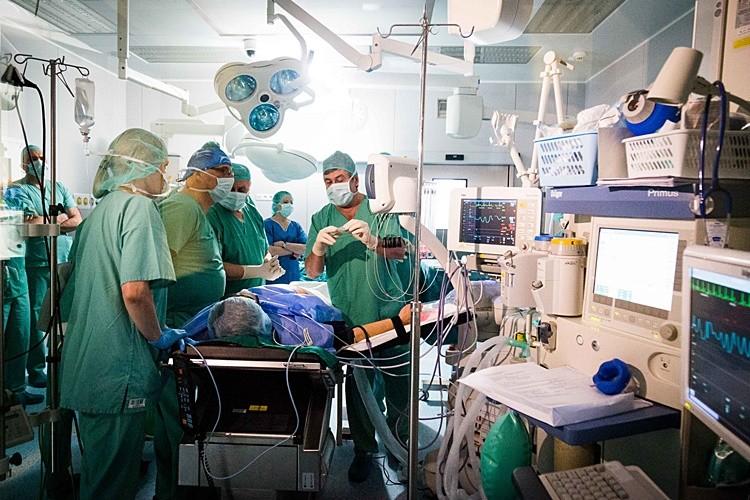 Na Kamieńskiego przeprowadzono pierwsze w Polsce operacje guzów przy użyciu Echolasera [ZDJĘCIA]