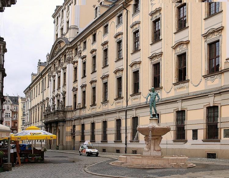 Studenci nie chcą wracać na uczelnię. Zarzucają rektorowi ignorancję