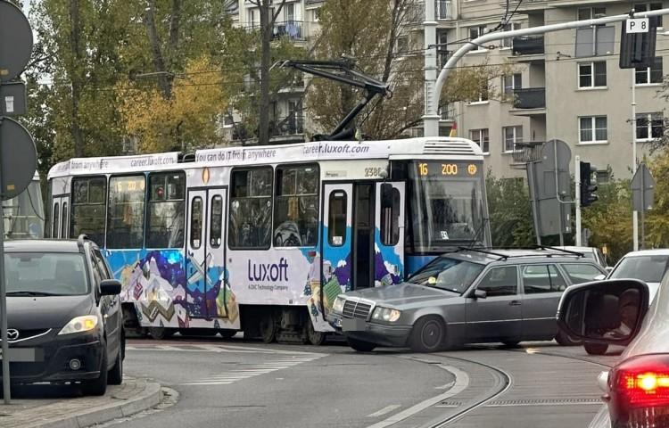 Utrudnienia w centrum po wypadku tramwaju i osobówki