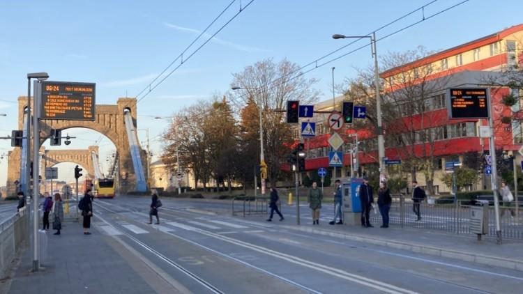 Tablice na przystankach nadal pokazują błędną informację. ZDiUM wyjaśnia
