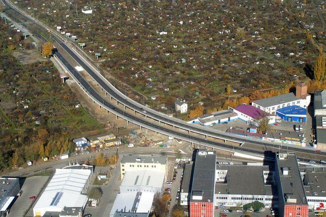Ulica Klecińska zamknięta dla ruchu. 2 osoby ranne w wypadku, kamienie rozrzucone po jezdni i gigantyczne korki