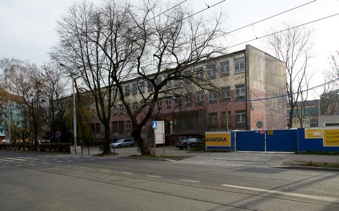 W miejscu dawnego XIV LO wyrośnie biurowiec. Tuż obok jeden już stoi