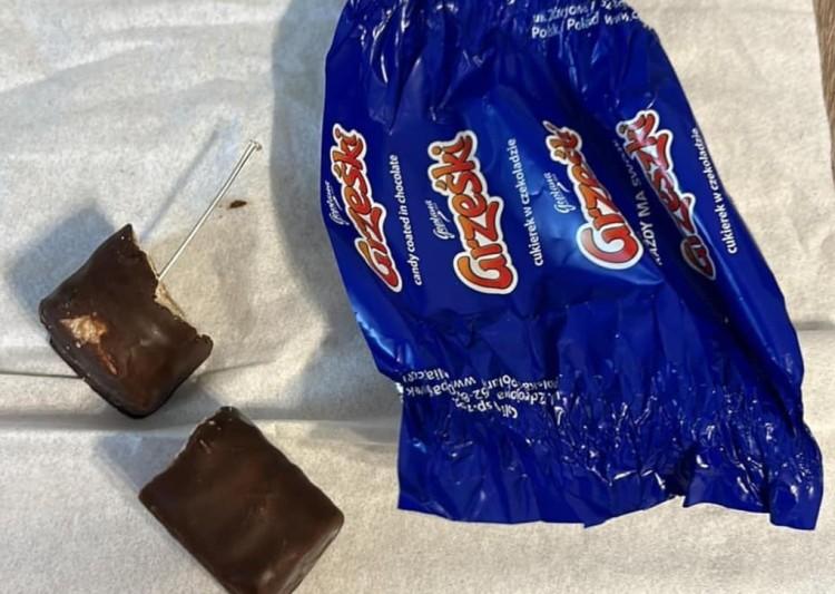Cukierki ze szpilką pojawiły się także na wrocławskim Jagodnie