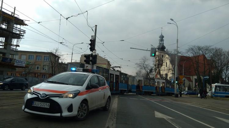 Dziś już dwa wykolejenia tramwajów i uszkodzona sieć trakcyjna [ZDJĘCIA]