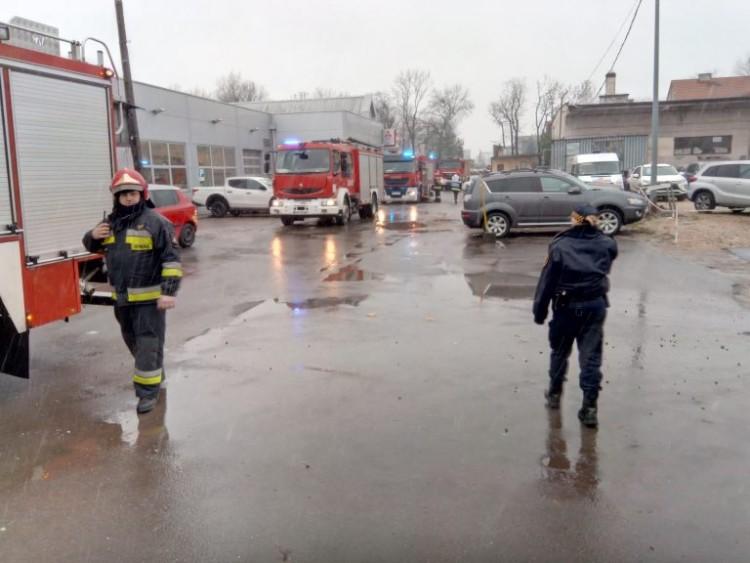 Wrocław: rozszczelnienie zbiornika z kwasem. Na miejscu 7 zastępów straży [ZDJĘCIA]