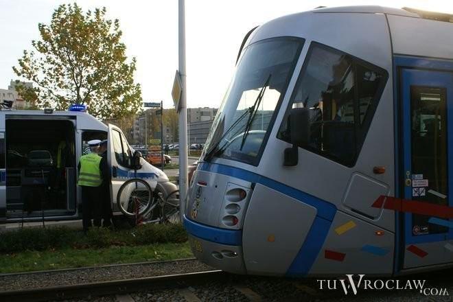 Utrudnienia dla pasażerów MPK po zderzeniu tramwaju i rowerzysty