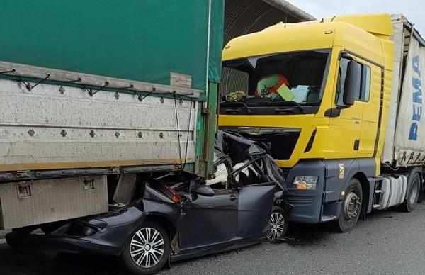 Chwila nieuwagi przyczyną wypadku na AOW. Kierowca nie zauważył korka. Seat zmiażdżony przez tiry