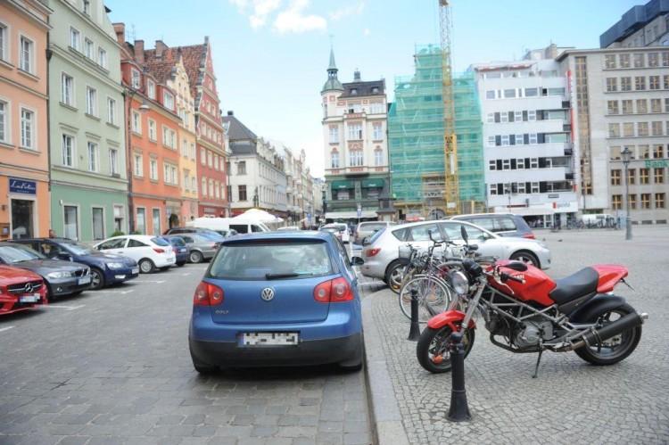 Parkowanie w mieście. Czy ci kierowcy powinni dostać mandat? [QUIZ]