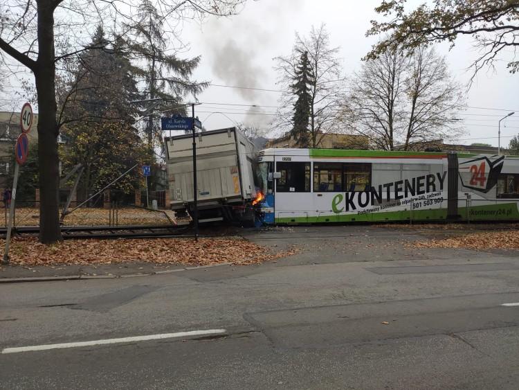 Na Biskupinie palił się tramwaj. Pożar wybuchł po zderzeniu z ciężarówką [ZDJĘCIA, WIDEO]