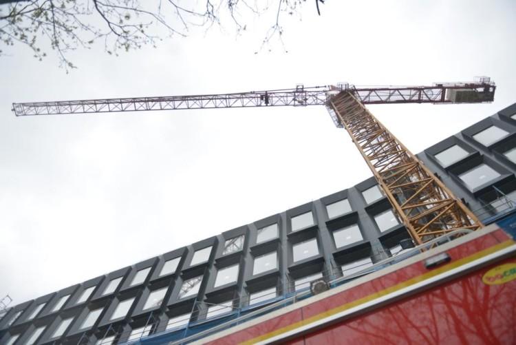 Wrocław: strażacy ratowali operatora żurawia nad biurowcem [ZDJĘCIA, WIDEO]