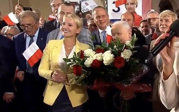 Kaczyński we Wrocławiu, posłanki walczą na bukiety o względy prezesa [WIDEO]