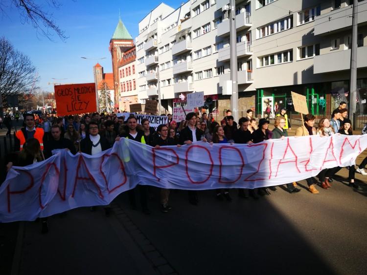 „Marsz Ponad Podziałami” – młodzi manifestowali przeciwko hejtowi i podziałom [ZDJĘCIA]