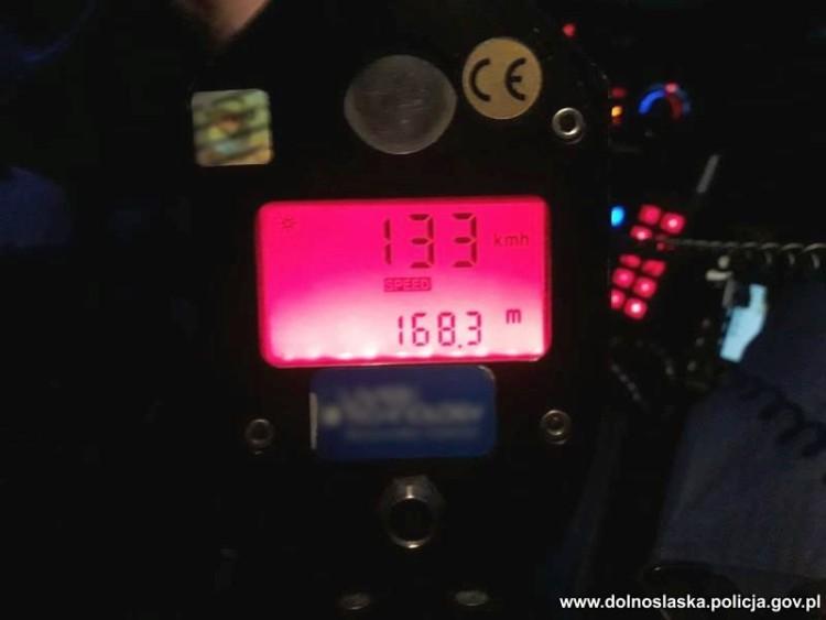 133 km/h przez miasto. Kierowca audi stracił prawo jazdy