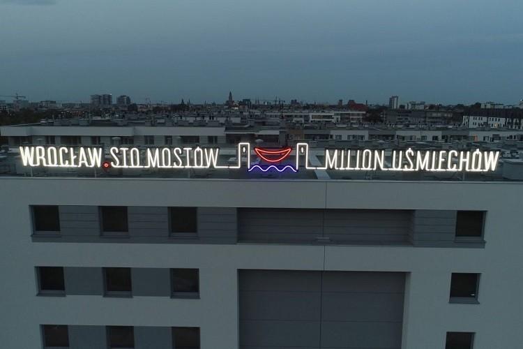 Sto mostów - milion uśmiechów. Wrocław ma nowy neon [ZDJĘCIA]