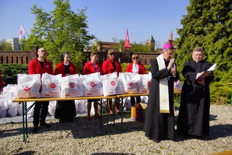 Arcybiskup przekazał święconki 300 najuboższym [ZDJĘCIA]
