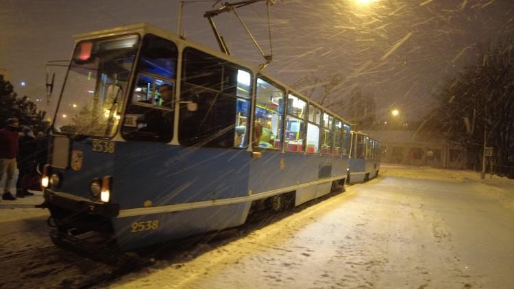 Bezdomni mogą ogrzać się w tramwaju w czasie mrozów. To miejska inicjatywa [ZDJĘCIA]