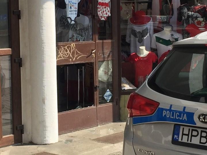 Włamanie do sklepu z odzieżą patriotyczną. Interweniowała policja [ZDJĘCIA]