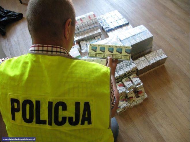 Wrocławianin posiadał 62 tysiące papierosów. Były bez akcyzy, więc trafi za kratki