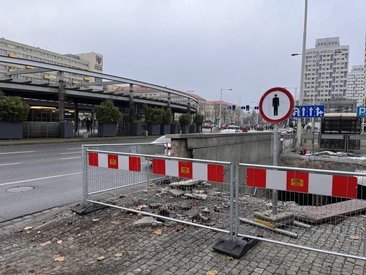 Wrocław: Wypadek na rondzie Reagana. Przejście podziemne idzie do remontu