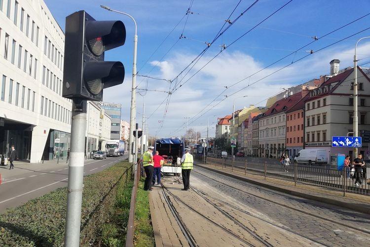 Wymiana zwrotnicy na skrzyżowaniu. Utrudnienia w ruchu tramwajów i autobusów