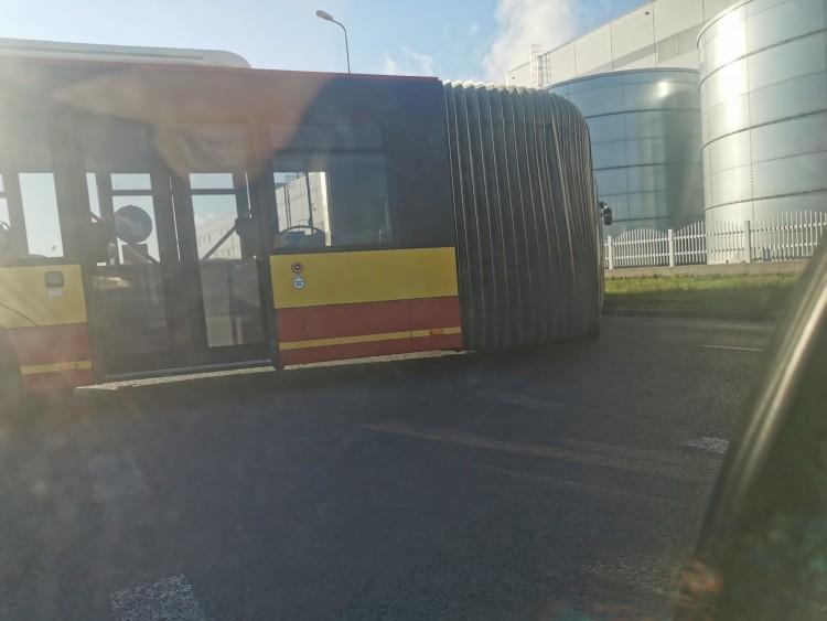 Autobus ugrzązł podczas zawracania. Zablokował ruch