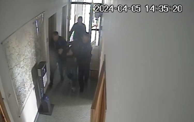 Wrocław: Młotkiem zdemolował drzwi komisariatu policji. Miał 2 promile!