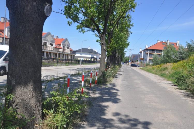 Absurd drogowy pod Wrocławiem. Gminy i mieszkańcy kłócą się o dwie równoległe ulice, które się nie łączą [ZDJĘCIA]