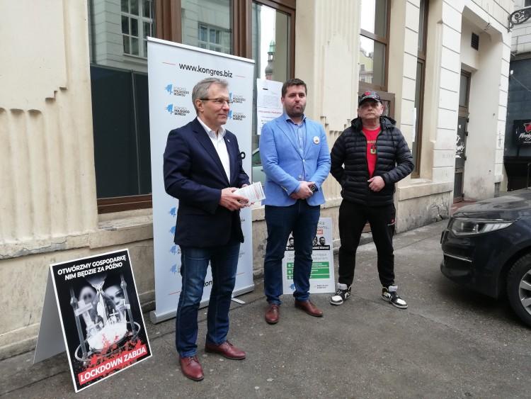 Rok lockdownu. Zbuntowani przedsiębiorcy idą na wojnę z urzędnikami i policją
