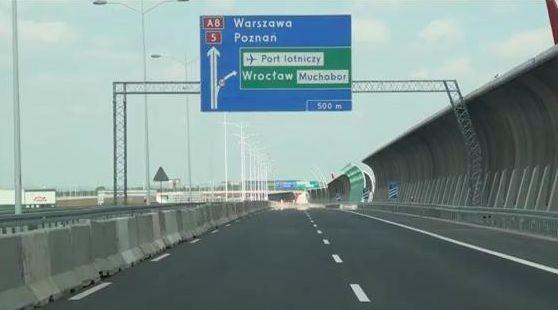 Kolizja na AOW pod węzłem Wrocław Stadion. Wyłączony lewy pas